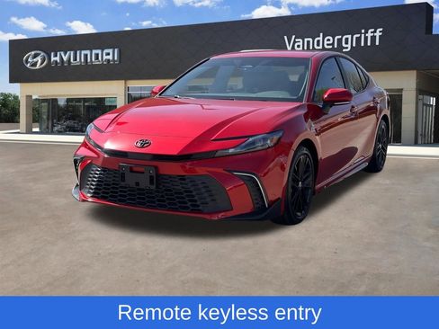 Used 2025 Toyota Camry SE w/ Convenience Package image 2