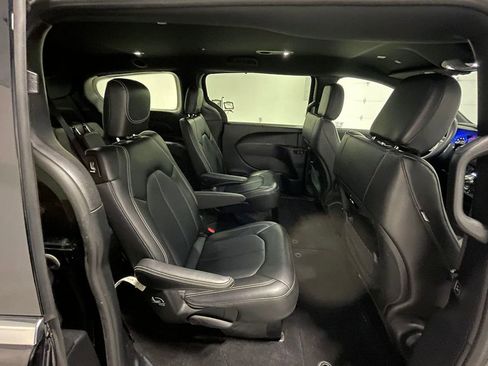 Used 2025 Chrysler Pacifica Select image 26