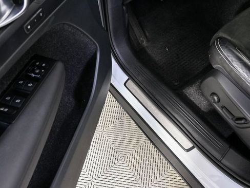 Used 2021 Volvo XC40 T5 R-Design w/ Advanced Package image 8