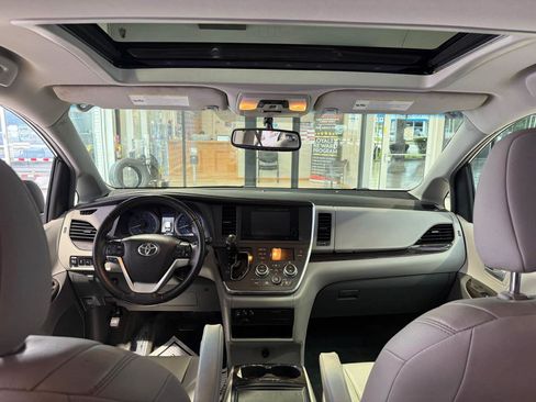 Used 2017 Toyota Sienna XLE w/ XLE Navigation Package AWD/4WD image 22