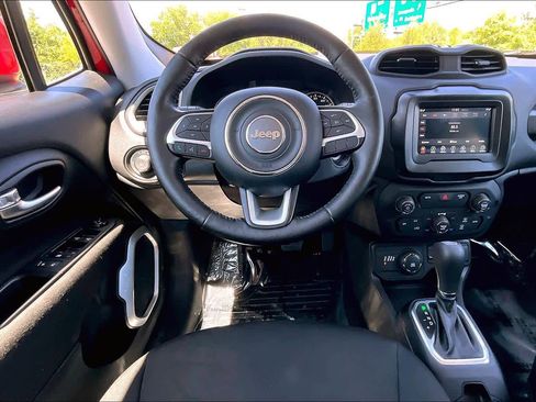 Used 2018 Jeep Renegade Latitude w/ Cold Weather Group AWD/4WD image 6