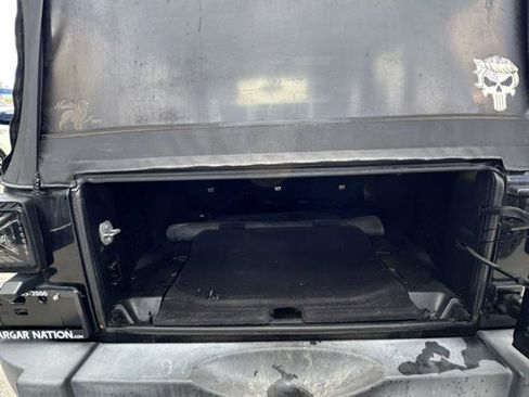 Used 2015 Jeep Wrangler Unlimited Rubicon w/ Connectivity Group image 18