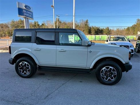 Used 2025 Ford Bronco Outer Banks image 2
