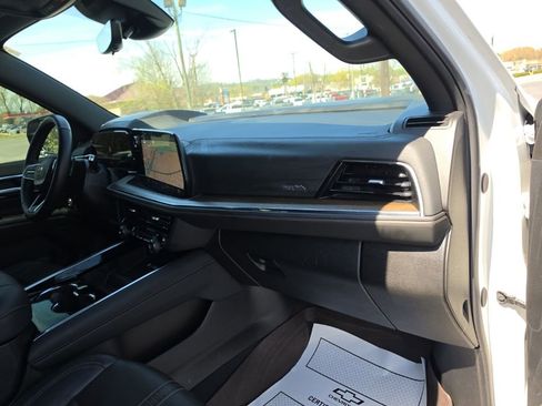 Used 2025 Chevrolet Suburban High Country image 33