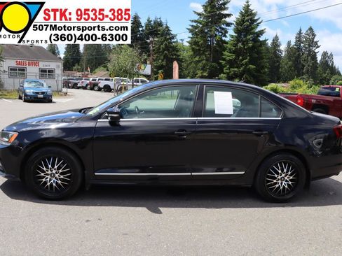 Used 2017 Volkswagen Jetta SEL FWD image 5