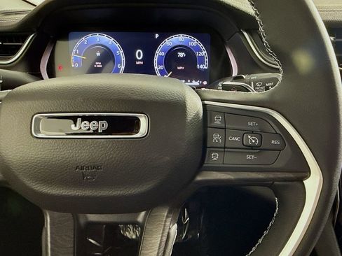 New 2025 Jeep Grand Cherokee Limited w/ Black Appearance Package image 32