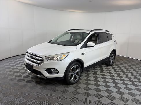 Used 2017 Ford Escape SE w/ SE Leather Comfort Package FWD image 2