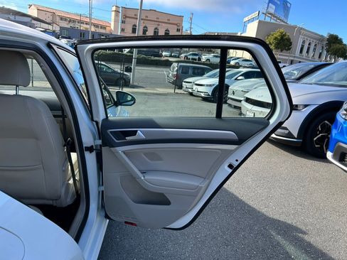 Used 2015 Volkswagen e-Golf SEL Premium image 44