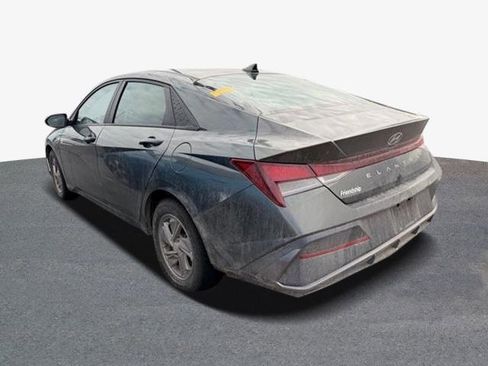 Used 2024 Hyundai Elantra SE image 3