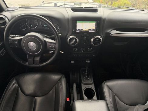 Used 2017 Jeep Wrangler Unlimited Sahara w/ Connectivity Group image 9