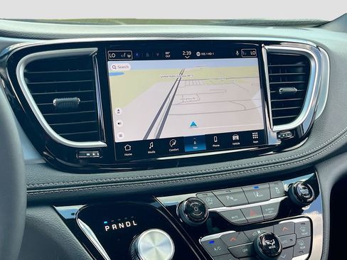 New 2026 Chrysler Pacifica Limited image 13