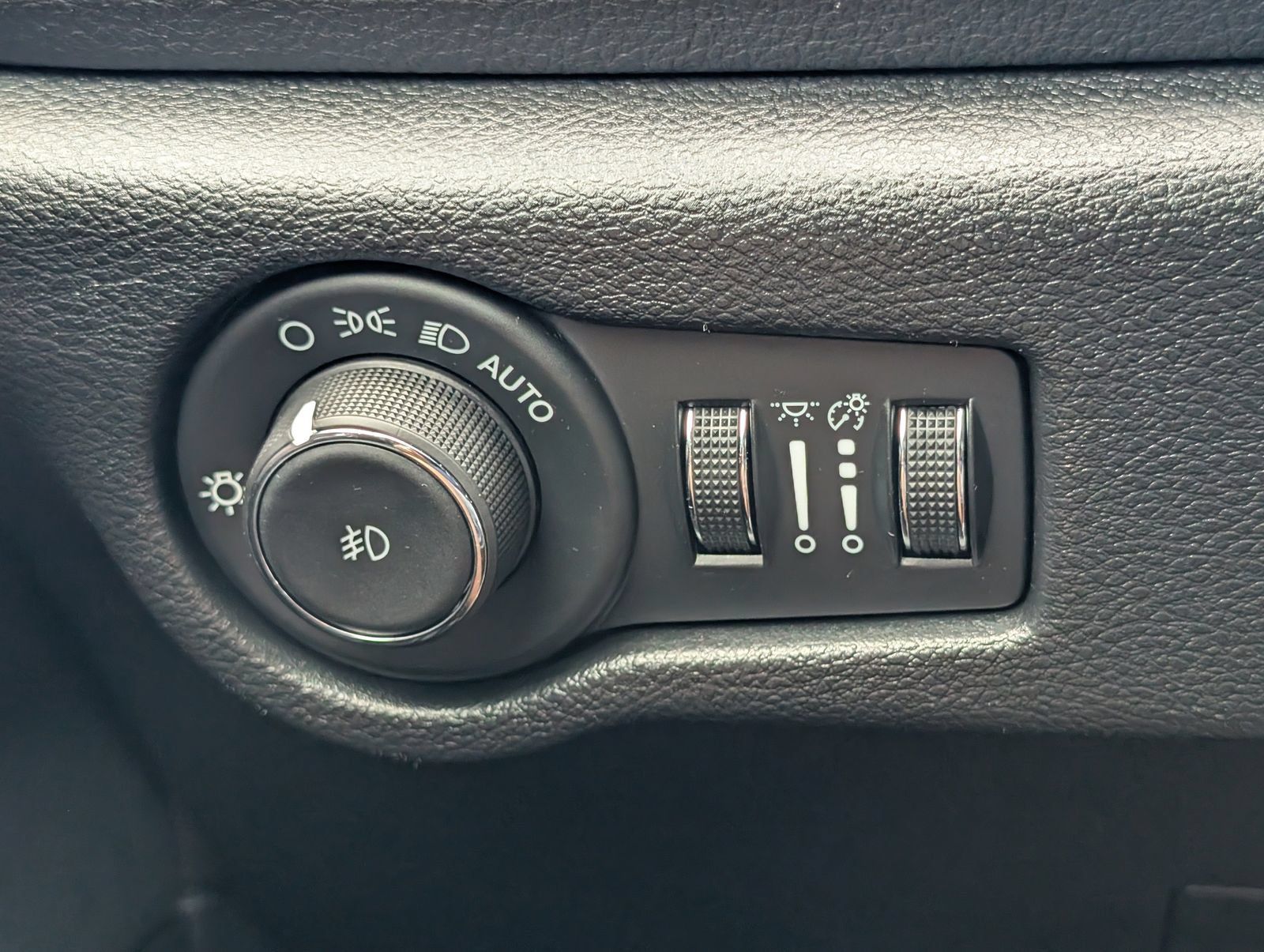Used 2025 Chrysler Pacifica Limited FWD image 31