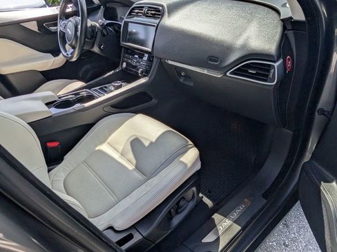 Used 2017 Jaguar F-PACE Prestige image 16