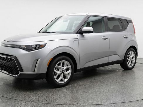 Used 2025 Kia Soul LX w/ LX Technology Package image 3