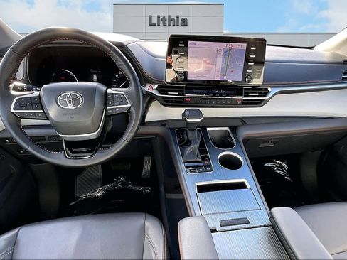 Used 2022 Toyota Sienna XSE image 10