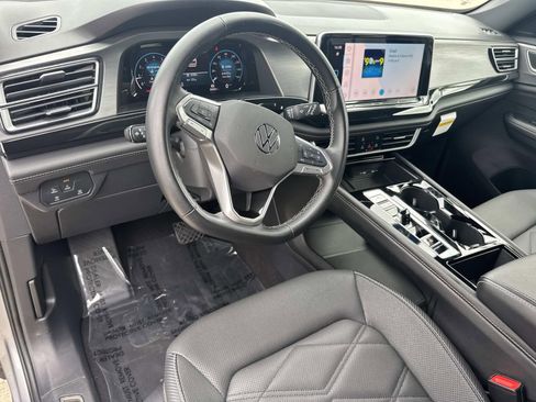 Used 2025 Volkswagen Atlas Cross Sport SE FWD image 17