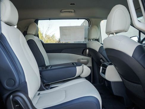 New 2026 Kia Carnival EX image 13