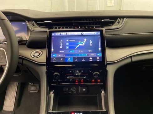 New 2025 Jeep Grand Cherokee Limited w/ Luxury Tech Group II RWD image 12