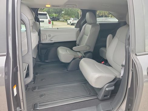Used 2025 Toyota Sienna XLE w/ XLE Plus Package FWD image 12