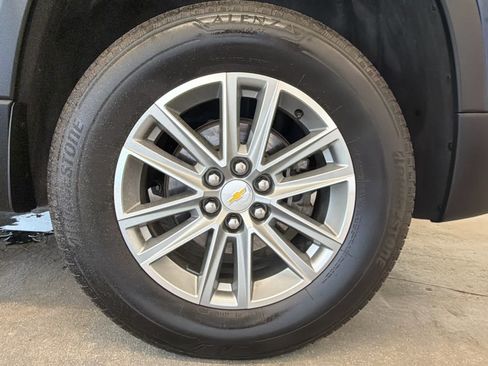 Used 2023 Chevrolet Traverse LT FWD image 11