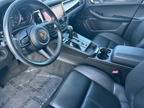 Certified 2022 Porsche Macan image 4