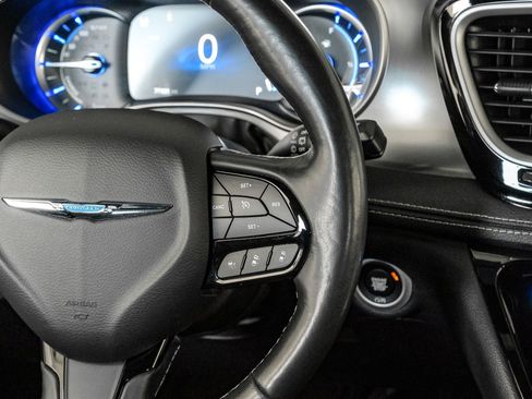 Used 2021 Chrysler Pacifica Touring-L w/ Uconnect Theater Family Group FWD image 17