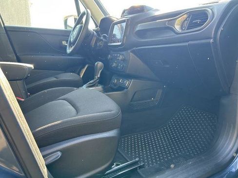 Used 2023 Jeep Renegade Latitude image 2