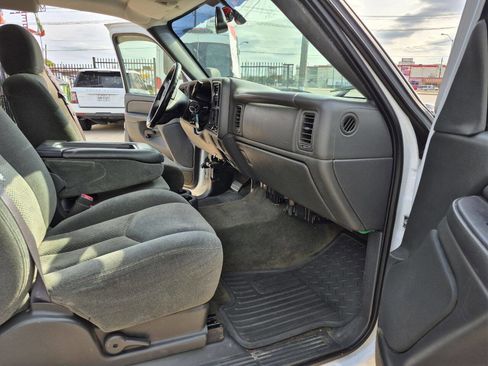 Used 2004 Chevrolet Silverado 2500 LS image 17
