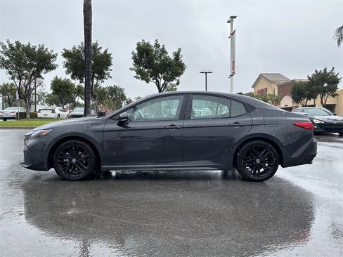 Used 2025 Toyota Camry SE image 2
