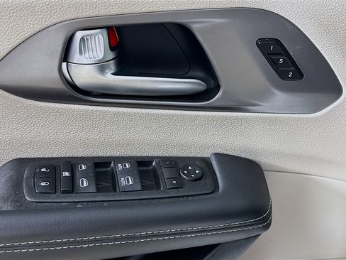 Used 2023 Chrysler Pacifica Touring-L FWD image 20