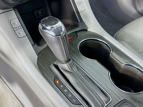 Used 2018 GMC Acadia SLT FWD image 16