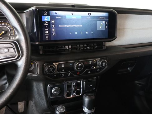 Used 2025 Jeep Gladiator Sport AWD/4WD image 5