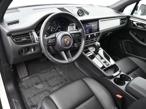 Certified 2026 Porsche Macan AWD/4WD image 4