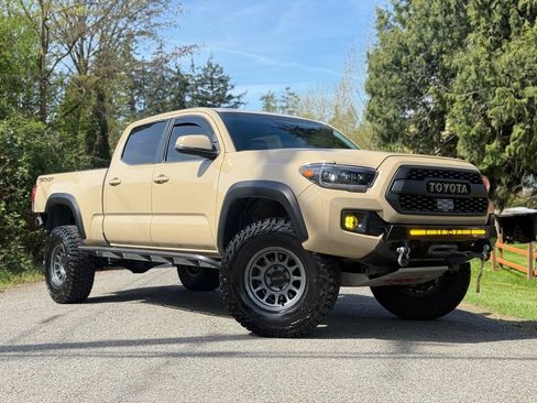 Used 2018 Toyota Tacoma TRD Off-Road AWD/4WD image 2