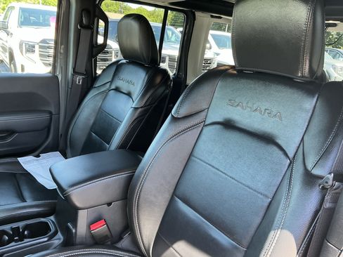 Used 2022 Jeep Wrangler Unlimited Sahara w/ LED Lighting Group AWD/4WD image 15