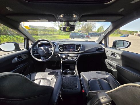 Used 2025 Chrysler Pacifica Limited FWD image 18