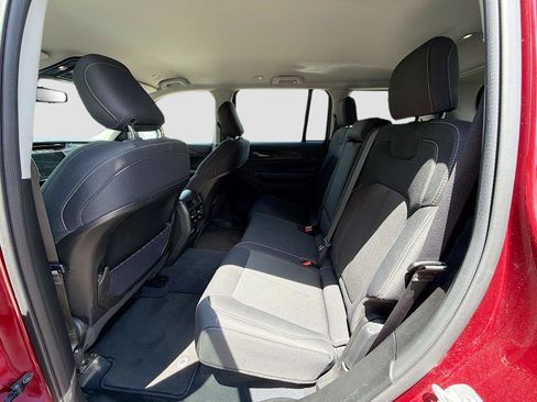 Used 2023 Jeep Grand Cherokee Laredo AWD/4WD image 22