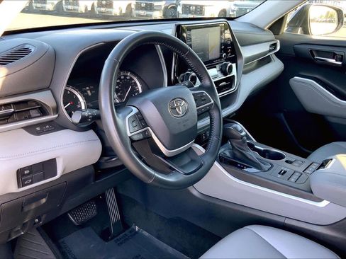 Used 2022 Toyota Highlander XLE AWD/4WD image 17