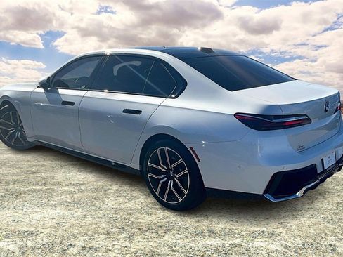 Used 2023 BMW 740i image 4