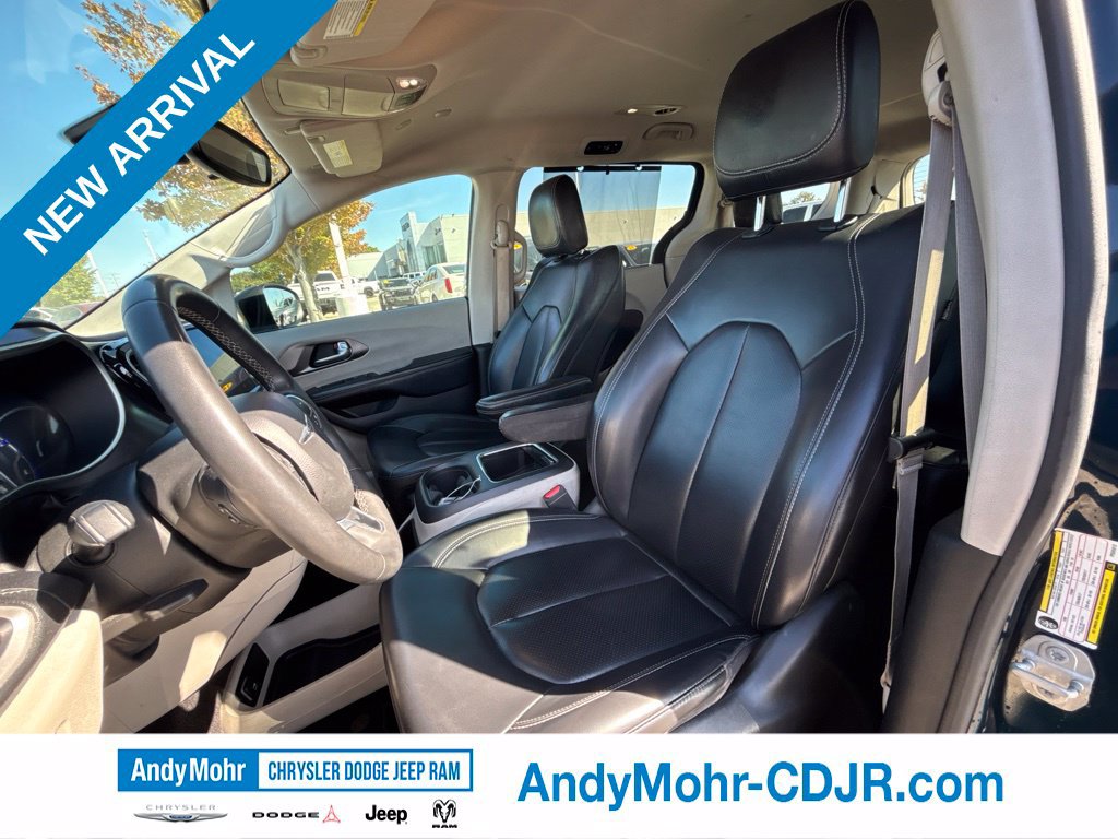 Used 2023 Chrysler Pacifica Touring-L FWD image 12