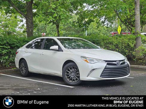 Used 2017 Toyota Camry XLE FWD image 1