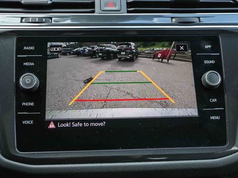 Used 2022 Volkswagen Tiguan SE w/ Panoramic Sunroof Package image 23