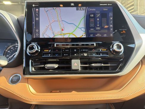 Used 2021 Toyota Highlander Platinum image 19