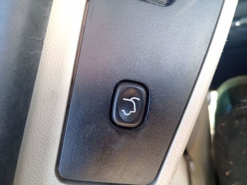 Used 2014 Chrysler Town & Country Touring image 11