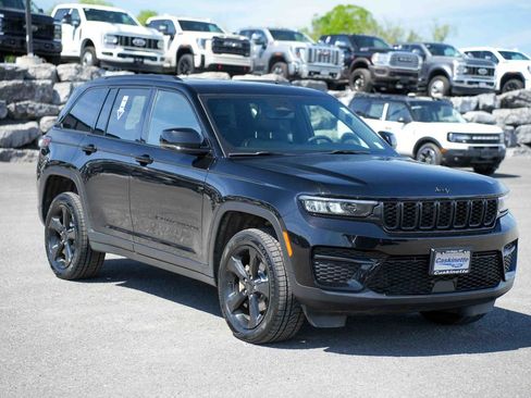 Used 2024 Jeep Grand Cherokee Altitude AWD/4WD image 3
