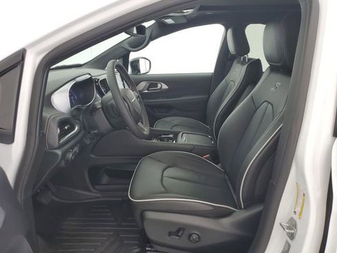 Used 2025 Chrysler Pacifica Limited FWD image 18