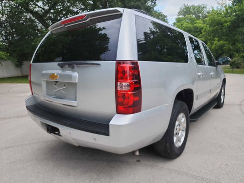 Used 2014 Chevrolet Suburban LT w/ Luxury Package RWD image 9