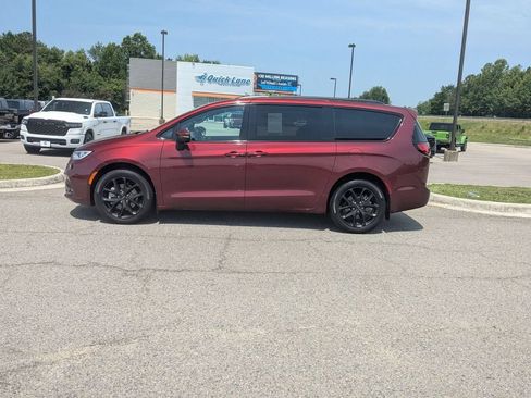 Used 2023 Chrysler Pacifica Touring-L w/ S Appearance Package AWD/4WD image 2