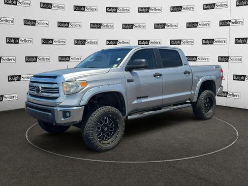 Used 2017 Toyota Tundra SR5 w/ SR5 Upgrade Package AWD/4WD image 2