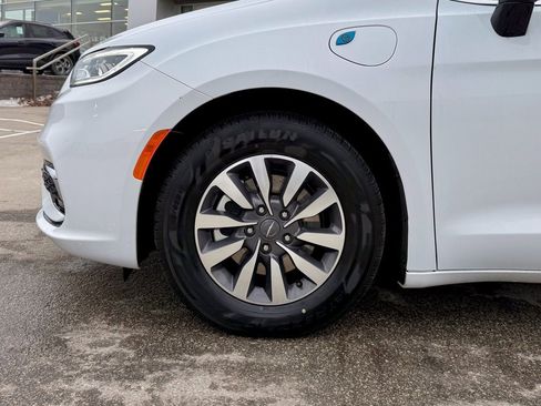 Used 2024 Chrysler Pacifica Select image 28